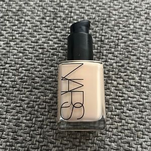 Nars sheer glow fondation in figi